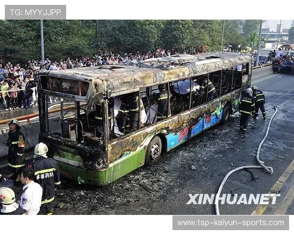 成都摔车事故重伤员情况引关注，假体安装成可能，成都砸车事件视频